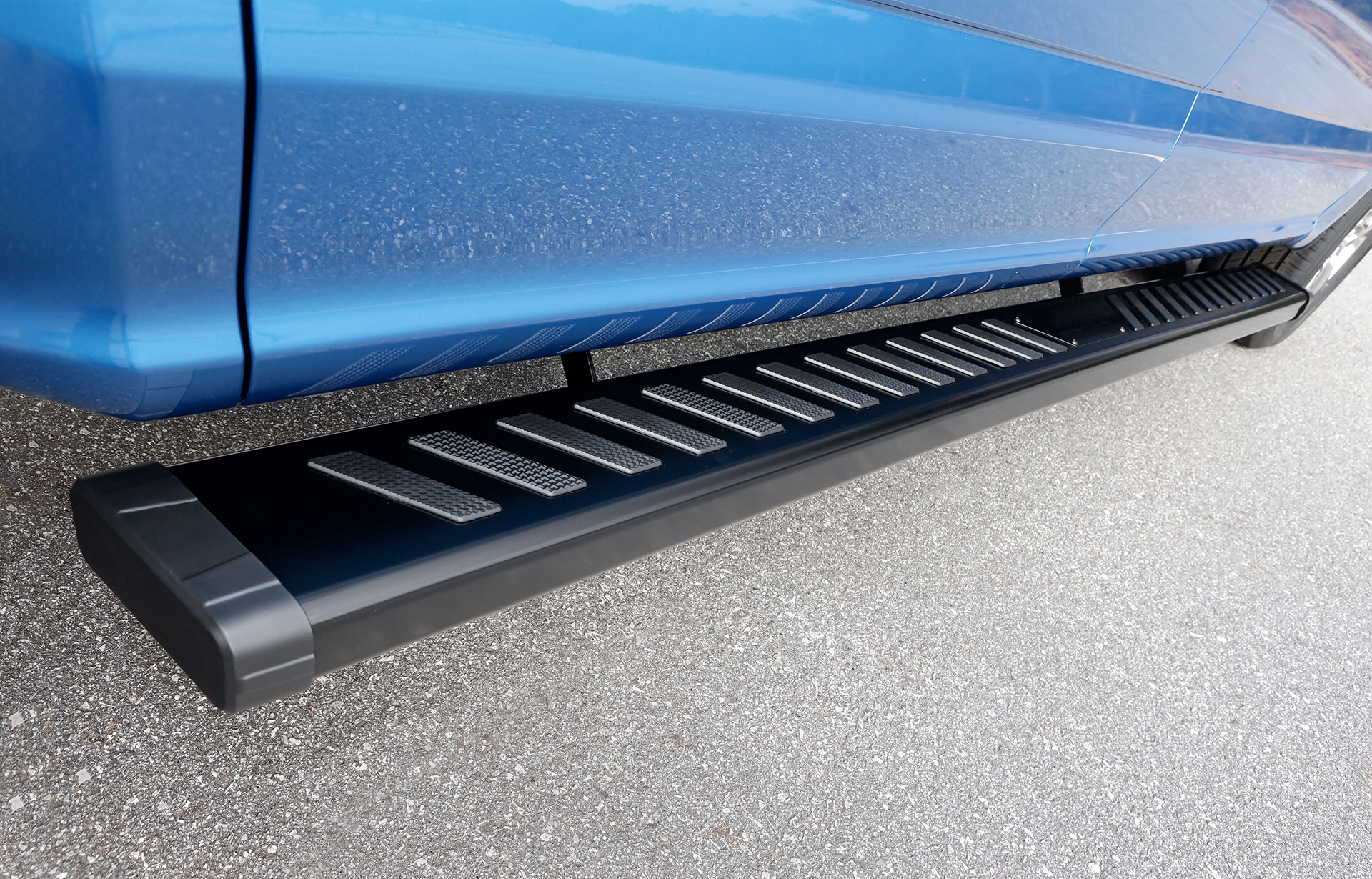 Lund 28565033 - Summit Ridge 2.0 Running Boards, 2-Piece Set, Extended Cab