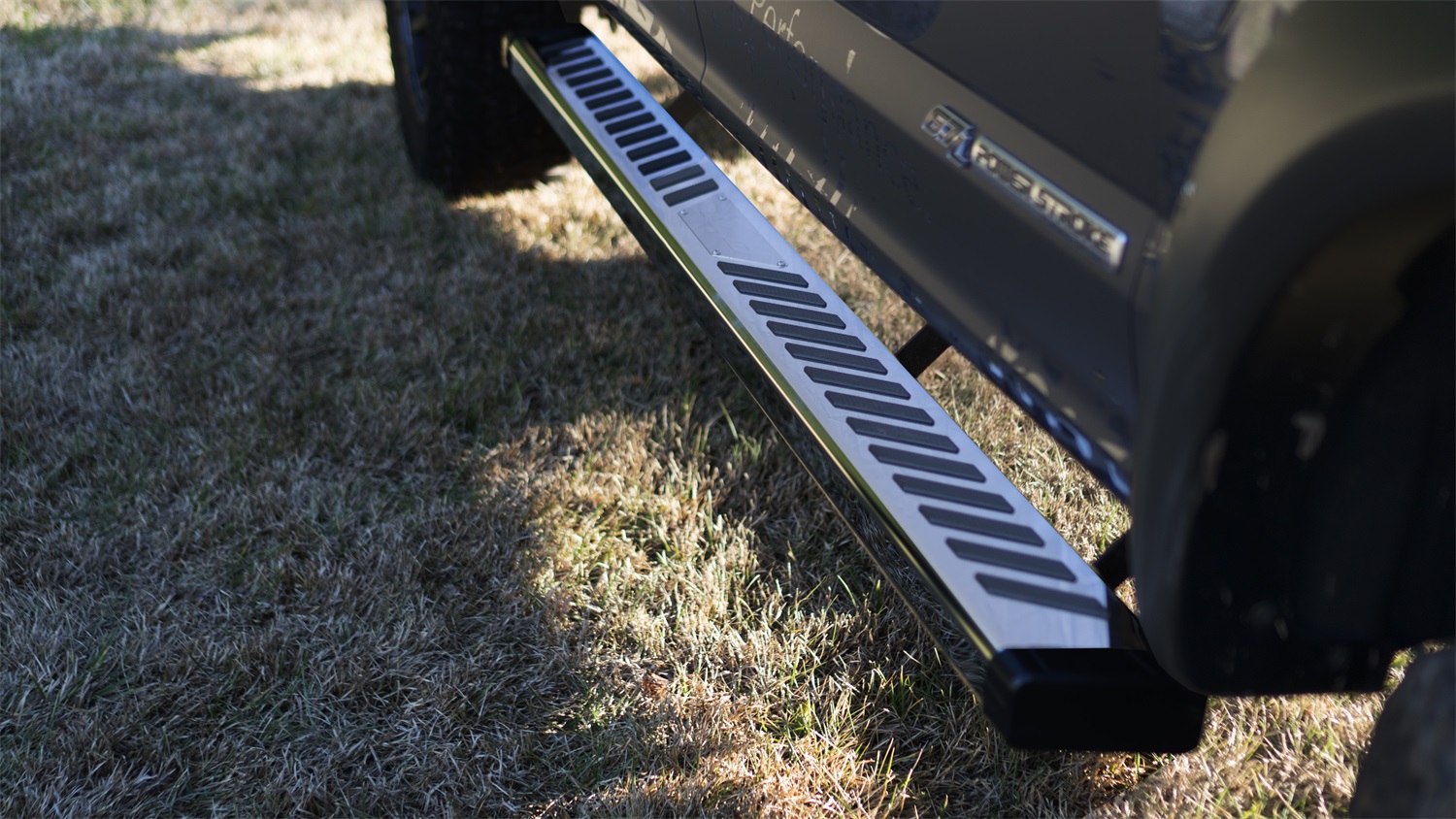 Lund 28665036 - Summit Ridge 2.0 Running Boards, 2-Piece Set, Crew Cab